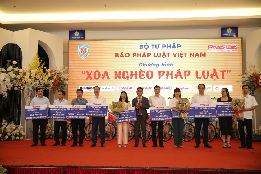 TS.Vũ Hoài Nam – Tổng Biên tập Báo Pháp luật Việt Nam trao tặng báo tới các tỉnh (Ảnh: BTC)
