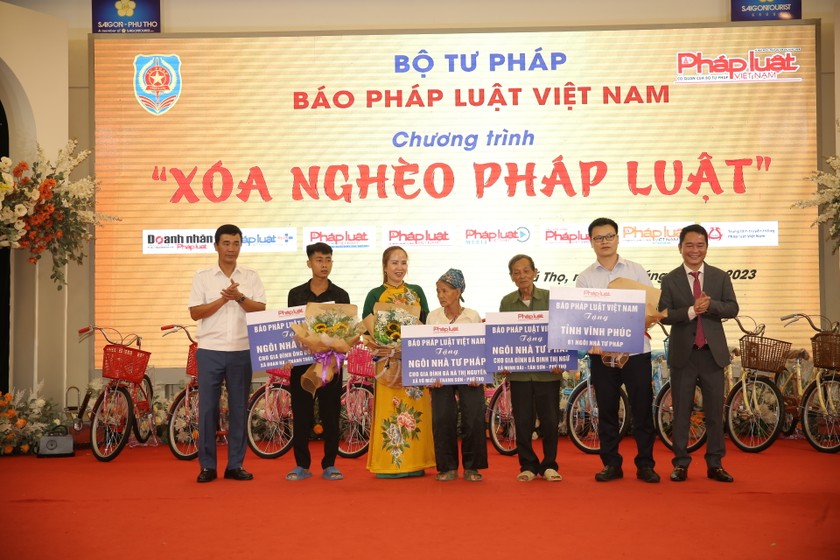 Đại diện các gia đình có hoàn cảnh khó khăn được báo Pháp Luật Việt Nam trao tặng nhà (Ảnh: BTC)
