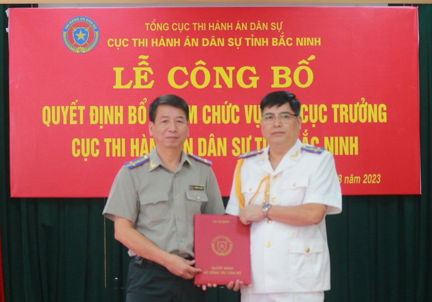 Cục trưởng THADS tỉnh Bắc Ninh trao quyết định bổ nhiệm tới tân Phó Cục trưởng Vũ Hồng Thắng (Ảnh: Sơn Tùng)