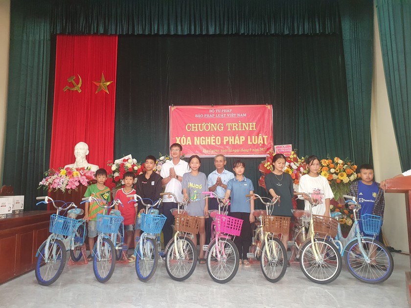 Chương trình "Xóa nghèo Pháp luật" trao tặng xe tới các em học sinh có hoàn cảnh khó khăn tại Thanh Hóa (Ảnh: Trung Thành)