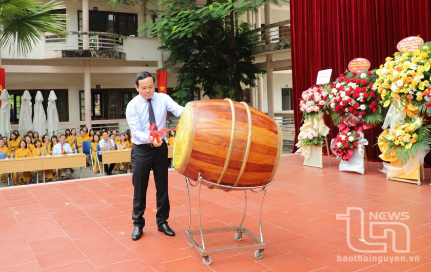 Phó Thủ tướng Chính phủ Trần Lưu Quang đánh trống khai giảng tại Trường Phổ thông Vùng cao Việt Bắc (Ảnh: Báo Thái Nguyên).