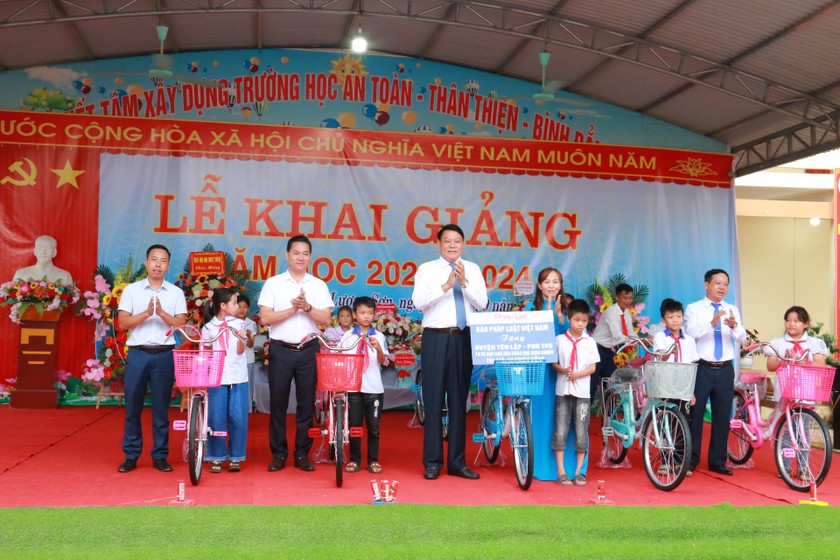Nhà báo Vũ Đình Tiến - Trưởng Văn phòng đại diện khu vực phía Bắc Báo Pháp luật Việt Nam trao tặng 10 chiếc xe đạp cho các em học sinh có hoàn cảnh khó khăn (Ảnh: Ngọc Phúc)