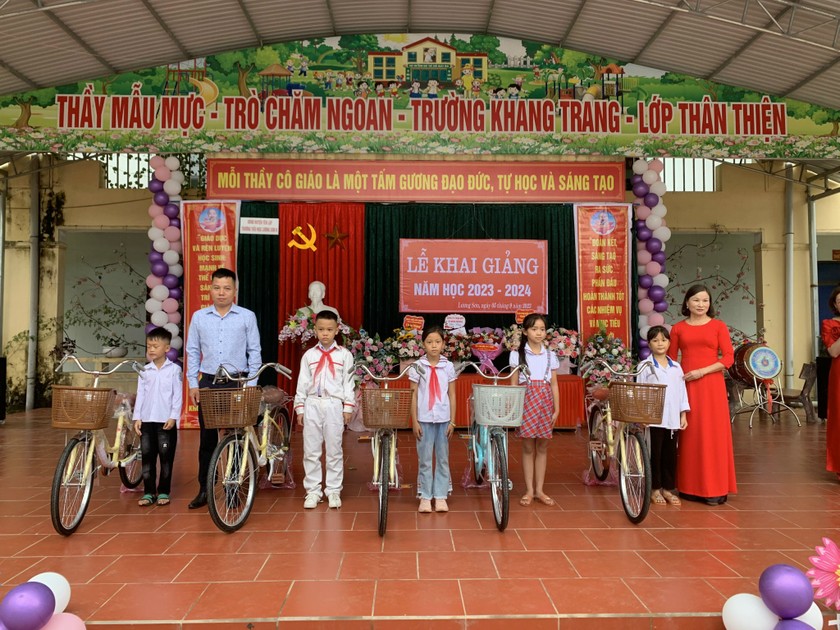 Chương trình "Xóa nghèo Pháp luật" trao tặng 5 xe đạp cho các em học sinh khó khăn tại trường tiểu học Lương Sơn B, Yên Lập (Ảnh: Xuân Hanh)