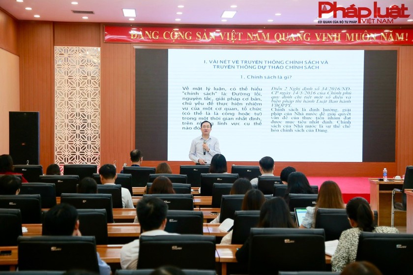 Hội nghị tập huấn về kỹ năng truyền thông chính sách có tác động lớn đến xã hội trong quá trình xây dựng văn bản quy phạm pháp luật tại Phú Thọ (Ảnh: Ngọc Tuyết)