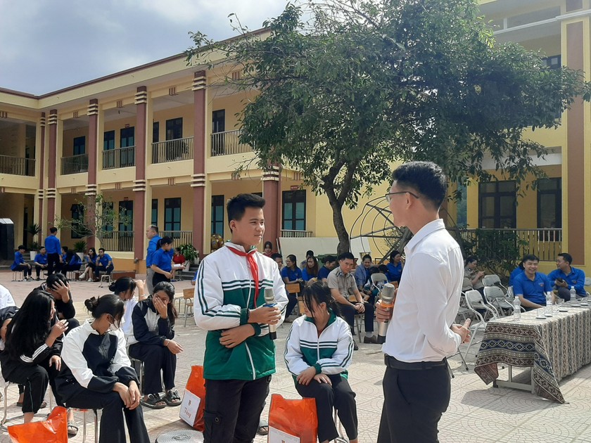 Các em học sinh Trường Phổ thông bán trú Trung học và Trung học cơ sở Noong Luông xã Thành Sơn trả lời các câu hỏi về phòng chống ma túy (Ảnh: Hiền Anh)