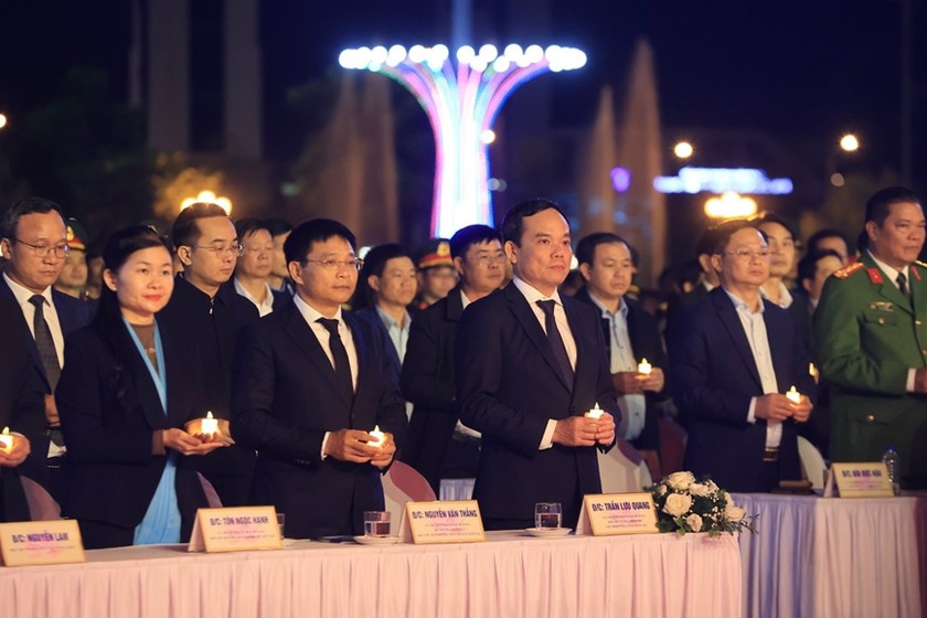 Phó Thủ tướng Trần Lưu Quang cùng các đại biểu dành một phút tưởng niệm các nạn nhân tai nạn giao thông. 