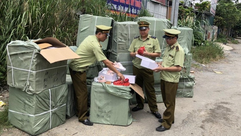 Lực lượng QLTT Lào Cai tạm giữ 550 đôi giày thể thao nhập lậu.