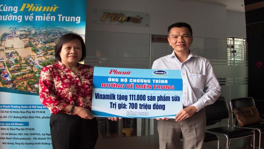 Ông Nguyễn Trung, Chủ tịch Công đoàn Công ty Vinamilk đại diện tập thể người lao động của công ty trao bảng tượng trưng 111.000 sản phẩm dinh dưỡng ủng hộ đồng bào miền Trung.