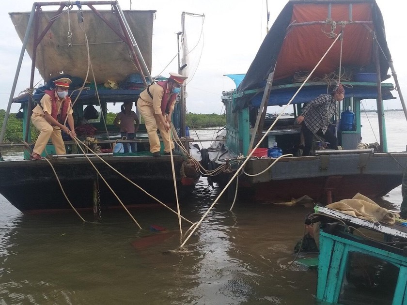 Tổ công tác số 1 (Thủy đội 1) tiếp cận tàu cá của ngư dân Lê Minh Hoàng gặp nạn trên vùng biển giáp ranh Quảng Ninh – Hải Phòng.