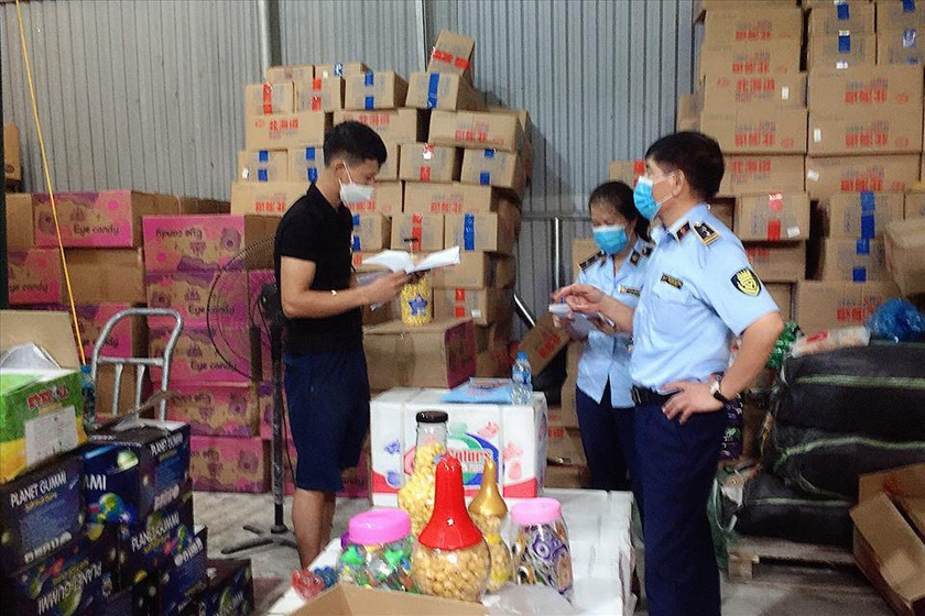 1.000 thùng bánh kẹo 3 không “không hóa đơn chứng từ, không rõ nguồn gốc xuất xứ và không đảm bảo chất lượng về an toàn thực phẩm” đã bị lực lượng chức năng thu giữ tại Hà Nội.