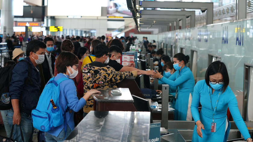 6 tháng đầu năm, lượng hành khách thông qua các cảng hàng không Việt Nam đạt 40,7 triệu khách, tăng 56,8% so với cùng kỳ 2021.