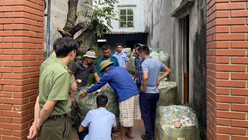 Lực lượng QLTT tỉnh Bắc Ninh kiểm tra đột xuất tại hộ kinh doanh chuyên bán buôn tại thôn Nghiêm Xá, xã Việt Hùng, huyện Quế Võ.