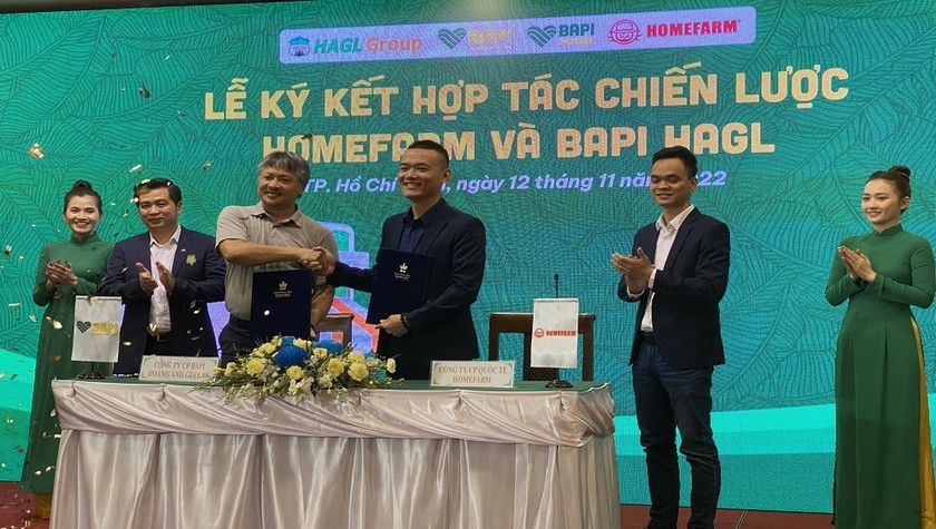 Ông Đinh Văn Lộc – TGĐ Công ty Bapi HAGL (đứng thứ 3 tính từ trái qua) trao hợp đồng ký kết với ông Trần Văn Trường – TGĐ Homefarm.