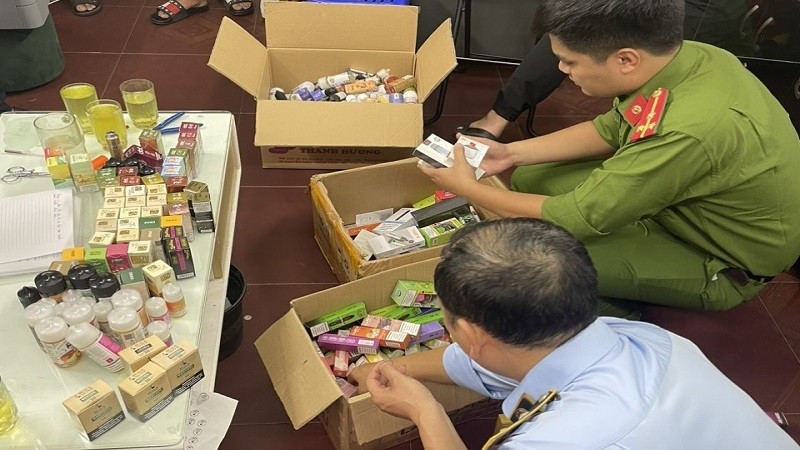 Lực lượng QLTT Hà Nội kiểm đếm số hàng hóa vi phạm tại cơ sở kinh doanh Vape Hair trên đường Yên Phụ, Tây Hồ, Hà Nội.