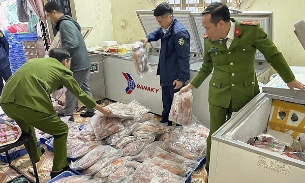Lực lượng chức năng tiến hành kiểm tra tủ đông của hộ kinh doanh tại địa chỉ số 483 đường An Dương Vương, phường Đông Ngạc, quận Bắc Từ Liêm.