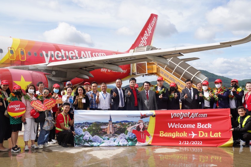 Chuyến bay VZ940 từ Bangkok đến Đà Lạt được đại diện lãnh đạo tỉnh Lâm Đồng và Vietjet chào mừng.