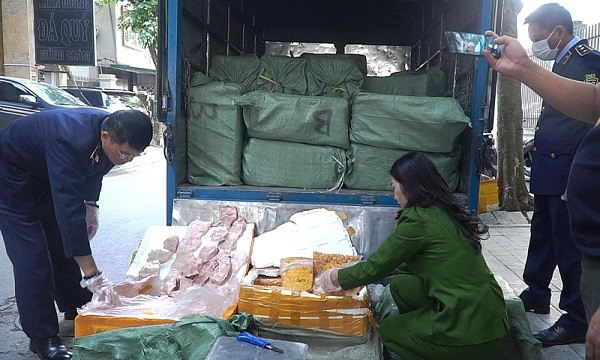 Lực lượng chức năng tiến hành khám xét phương tiện vận chuyển mang BKS 29H -178.14 đang dừng đỗ tại trước số nhà 50 ngõ 28 Xuân La, phường Xuân La, quận Tây Hồ.