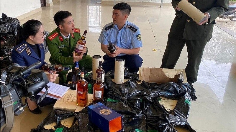 Lực lượng chức năng thu giữ hơn 2.000 chai rượu ngoại nhập lậu vận chuyển trên xe thư báo trên địa bàn tỉnh Quảng Bình.