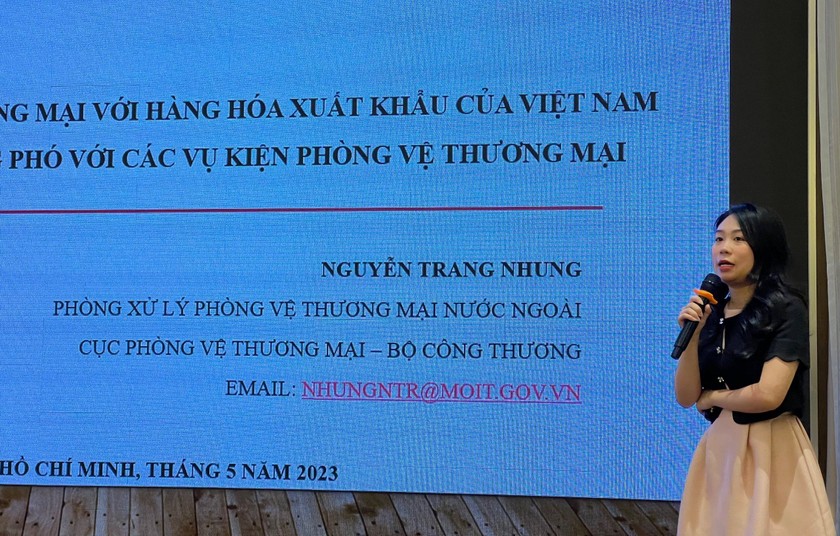 Bà Nguyễn Trang Nhung - Phòng Xử lý Phòng vệ thương mại nước ngoài - Cục Phòng vệ thương mại (Bộ Công Thương) chia sẻ tại Hội thảo.