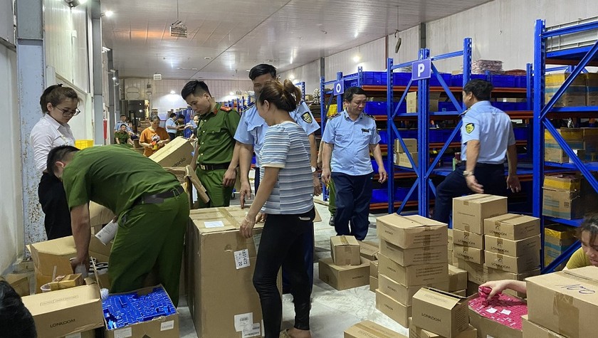 Lực lượng chức năng tỉnh Bắc Ninh kiểm tra kho hàng của Công ty TNHH Việt Tường Thuận trên địa bàn tỉnh Bắc Ninh.