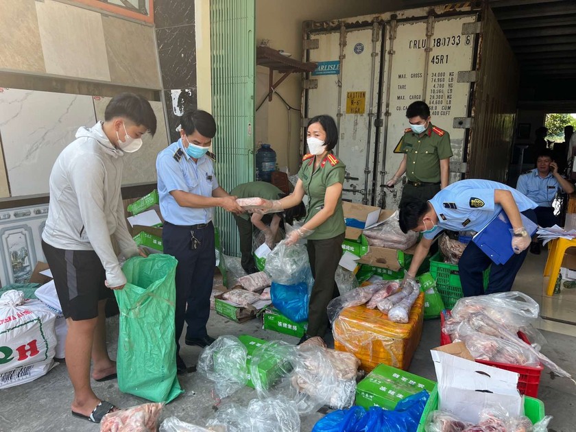 Lực lượng chức năng tỉnh Hà Nam kiểm tra kho chứa hàng thực phẩm đông lạnh ở thôn Nhật Tựu, xã Nhật Tựu, huyện Kim Bảng.