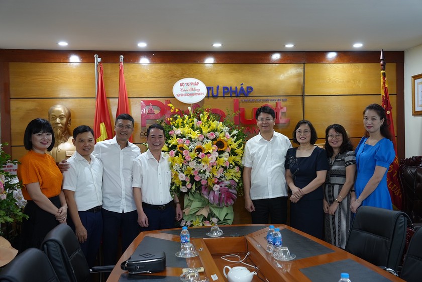 Thứ trưởng Nguyễn Thanh Tịnh (thứ tư từ phải sang) tặng hoa chúc mừng Báo PLVN nhân Ngày Báo chí Cách mạng Việt Nam.