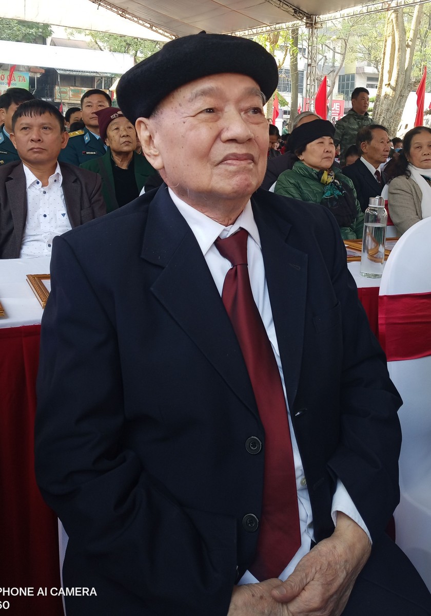 Đại tá Vũ Xuân Thăng, anh trai Anh hùng LLVTND phi công Vũ Xuân Thiều trong một cuộc hội ngộ nhân chứng lịch sử