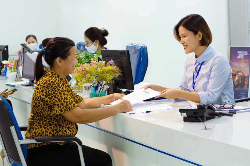 Xây dựng và thực thi văn hóa công vụ sẽ góp phần đẩy lùi, hạn chế tham nhũng, tiêu cực. (Trong ảnh: Hướng dẫn người dân giải quyết thủ tục hành chính tại Trung tâm phục vụ hành chính công tỉnh Quảng Ninh). (Nguồn ảnh: quangninh.gov.vn)