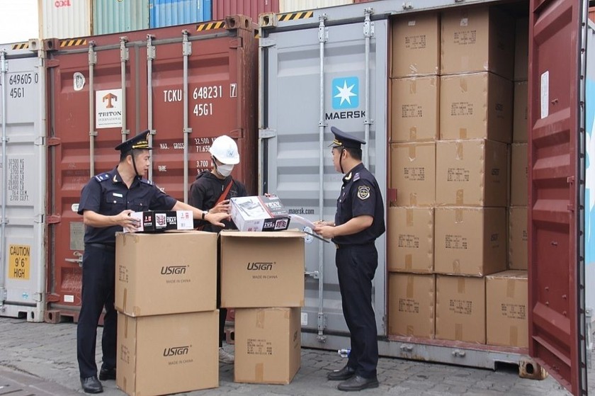 Cán bộ Hải quan làm thủ tục cho hàng hóa xuất nhập khẩu - Ảnh T.H