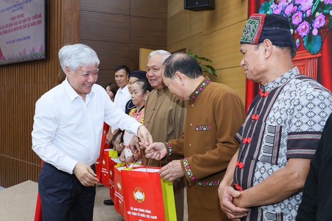 Bí thư Trung ương Đảng, Chủ tịch Uỷ ban Trung ương MTTQ Việt Nam Đỗ Văn Chiến tặng quà cho đại biểu tham dự Hội nghị . Ảnh Quang Vinh.