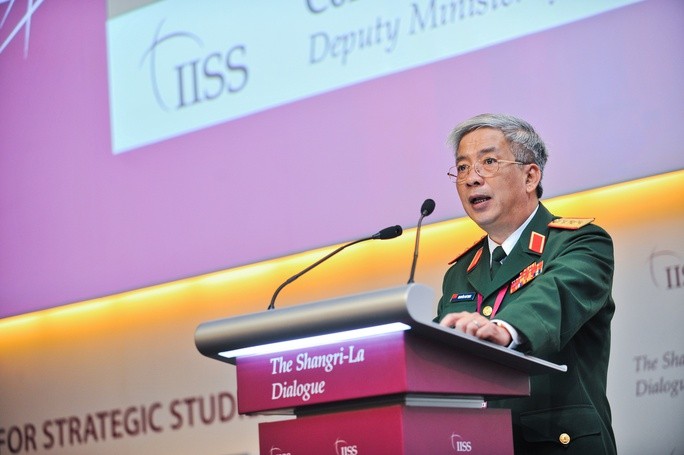 Thượng tướng Nguyễn Chí Vịnh phát biểu tại Đối thoại Shangri-La ở Singapore.