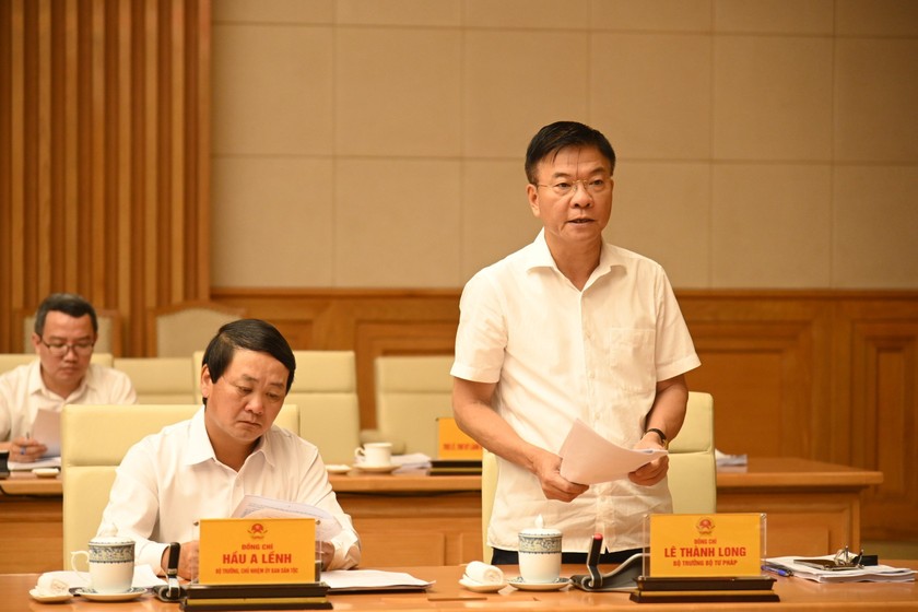 Bộ trưởng Lê Thành Long (đứng bên phải) trình bày dự thảo Báo cáo tại Hội nghị.