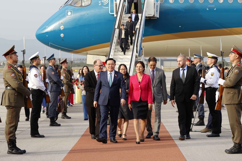 Chủ tịch Quốc hội đến sân bay thủ đô Sofia bắt đầu thăm chính thức Bulgaria - Ảnh Doãn Tấn