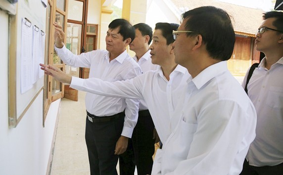 Đoàn công tác Ban Kinh tế Trung ương giám sát hoạt động tín dụng chính sách tại Điểm giao dịch xã Nghi Đồng, huyện Nghi Lộc. (Ảnh: Báo Nghệ An).