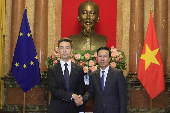 Chủ tịch nước Võ Văn Thưởng với Đại sứ Liên minh Châu Âu tại Việt Nam Julien Guerrier.