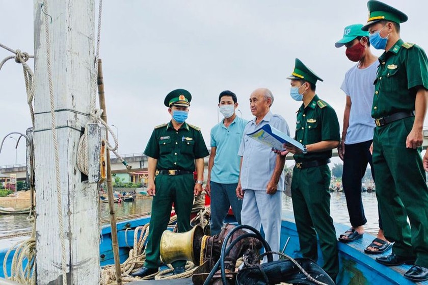Lực lượng biên phòng đến từng tàu tuyên truyền quy định cho ngư dân. (Ảnh: VGP/Minh Trang)