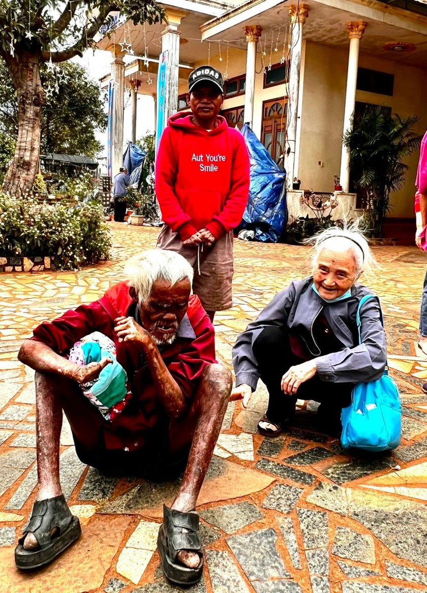 Ba trong chuyến thiện nguyện, tặng quần áo cho người bị bệnh phong mới đây tại Kon Tum. ảnh 1
