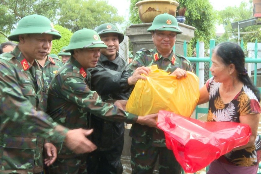 Trung tướng Hà Thọ Bình (đứng thứ 2 từ phải qua), Tư lệnh Quân khu 4, thăm, động viên và hỗ trợ nhu yếu phẩm cho bà con vùng ngập lụt tỉnh Thừa Thiên Huế.