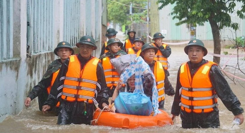 Di chuyển người dân vùng lũ Đà Nẵng đến nơi an toàn.