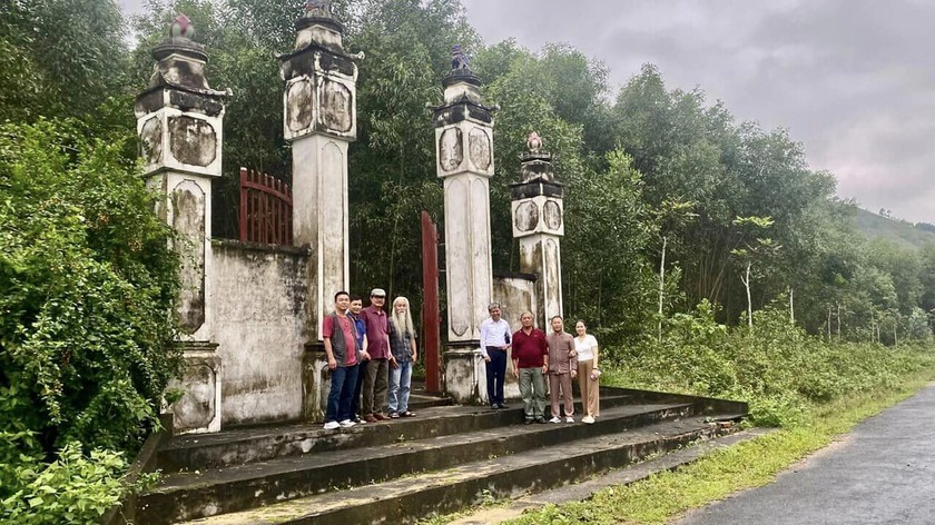 Nhà phê bình văn học Phạm Xuân Nguyên và bạn bè thăm mộ cụ Nguyễn Thiếp tại xã Nam Kim (Nam Đàn, Nghệ An), bên cạnh mộ bà chính thất.