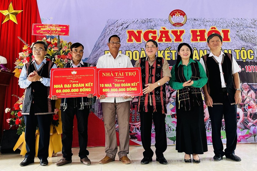 Phó Chủ tịch Quốc hội Nguyễn Đức Hải trao tặng nhà đại đoàn kết cho huyện Nam Giang. (Ảnh. A.N).