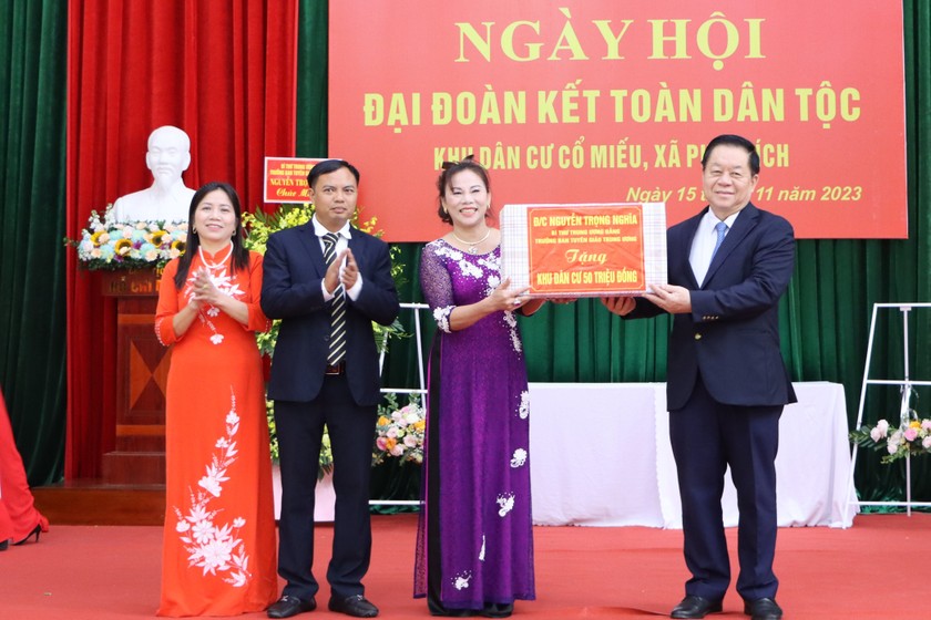 Trưởng Ban Tuyên giáo Trung ương Nguyễn Trọng Nghĩa tặng quà cho nhân dân thôn Cổ Miếu. (Ảnh: Hoàng Nga)