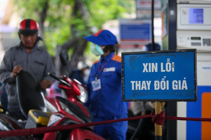 Giá dầu thế giới "nhảy múa" trái chiều, giá xăng trong nước ngày mai có thể  giảm? | Báo Pháp luật Việt Nam điện tử