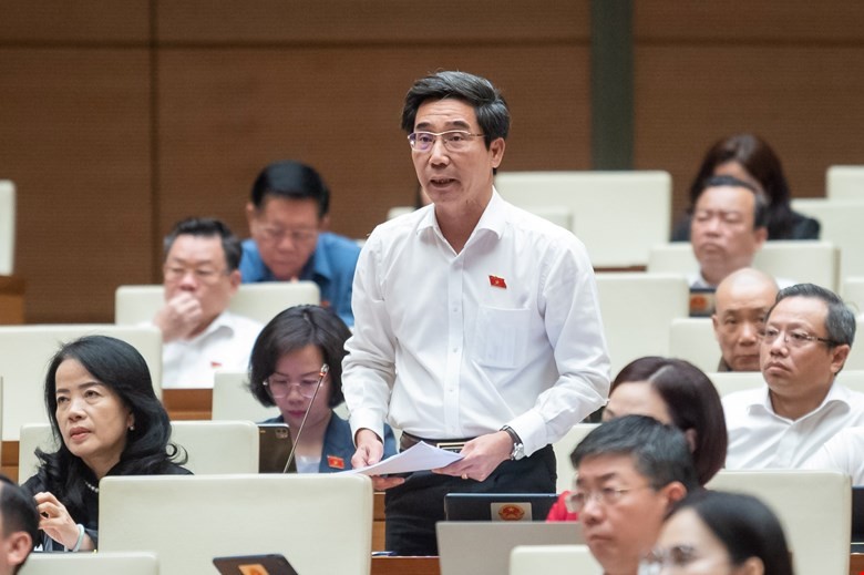 Đại biểu Trần Chí Cường đặt câu hỏi chất vấn tại phiên chất vấn của Quốc hội tại Kỳ họp thứ 6. (Nguồn ảnh: Quochoi.vn).