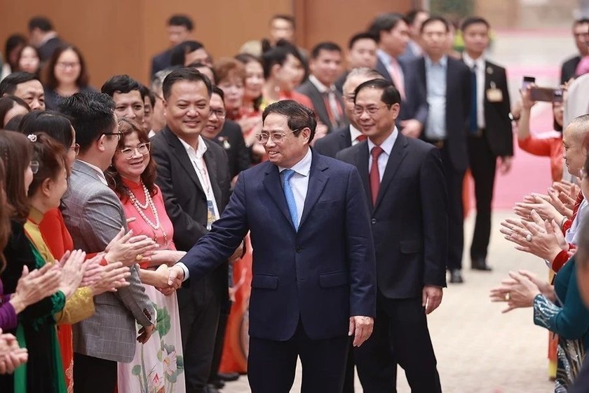 Thủ tướng Phạm Minh Chính gặp kiều bào tiêu biểu dự chương trình Xuân Quê hương 2023. (Nguồn ảnh: TTXVN).