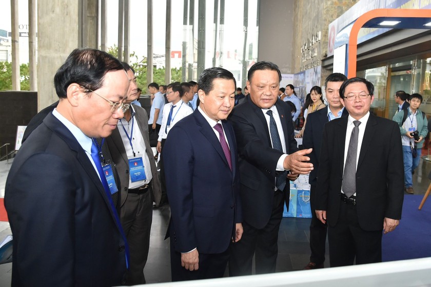 Phó Thủ tướng Lê Minh Khái cùng các đại biểu tham quan khu trưng bày Quy hoạch tỉnh Bình Định. (Nguồn ảnh: VGP).
