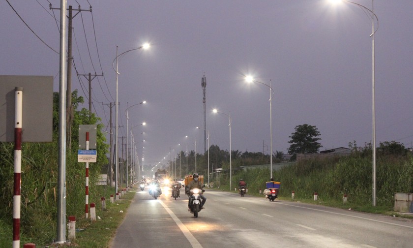 Người dân phấn khởi khi tuyến đường tránh sạt lở Ô Môn được lắp đèn chiếu sáng ảnh 1