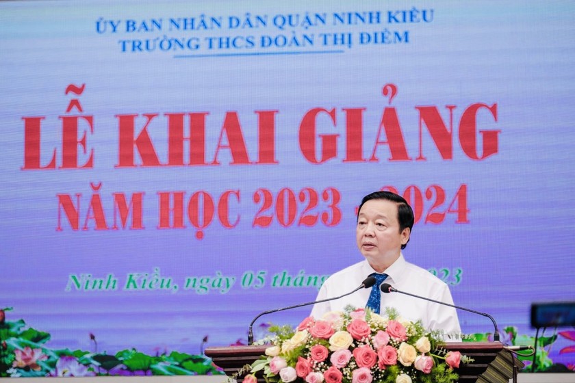 Phó Thủ tướng Trần Hồng Hà đến dự lễ khai giảng tại trường THCS Đoàn Thị Điểm (TP Cần Thơ). Ảnh: Long Vĩnh.