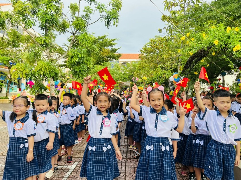 Học sinh TP Cần Thơ hồ hởi đón chào năm học mới. Ảnh: Long Vĩnh.