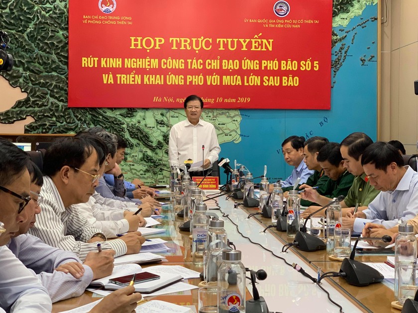 Phó Thủ tướng Trịnh Đình Dũng chủ trì cuộc họp rút kinh nghiệm bão số 5 sáng ngày 31/10